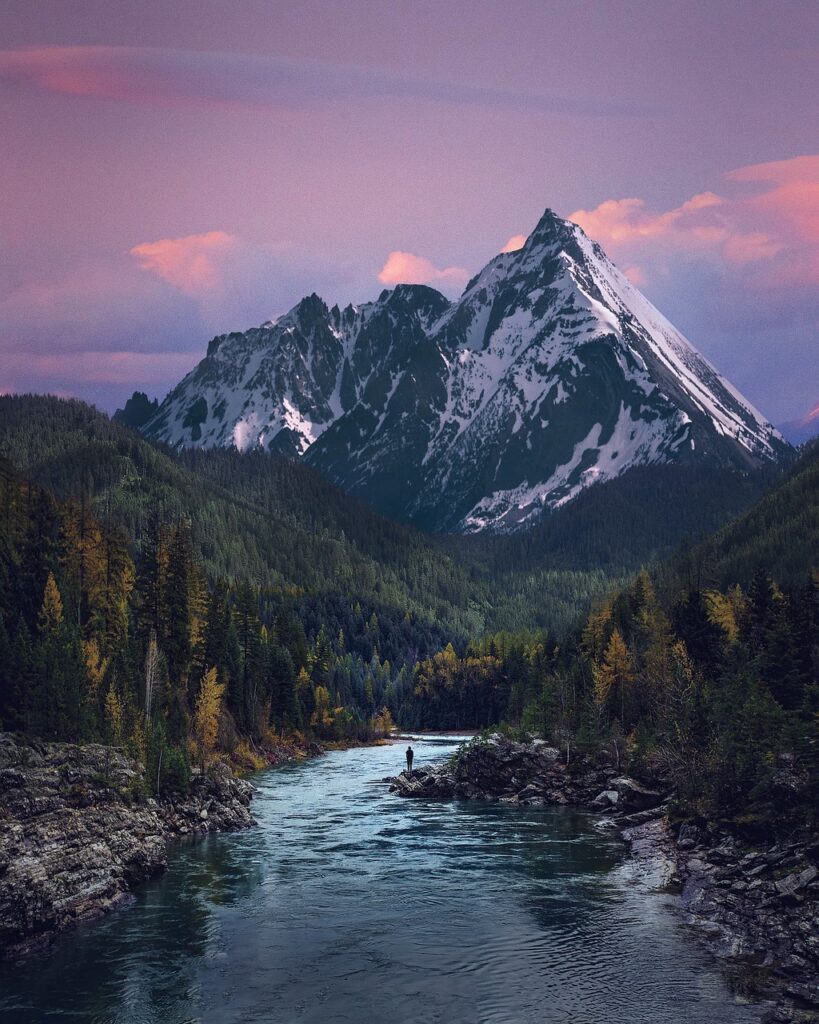 Image d'une nature dans le crépuscule avec montagne, forêt et rivière coulant au milieu, symbole de sagesse et calme