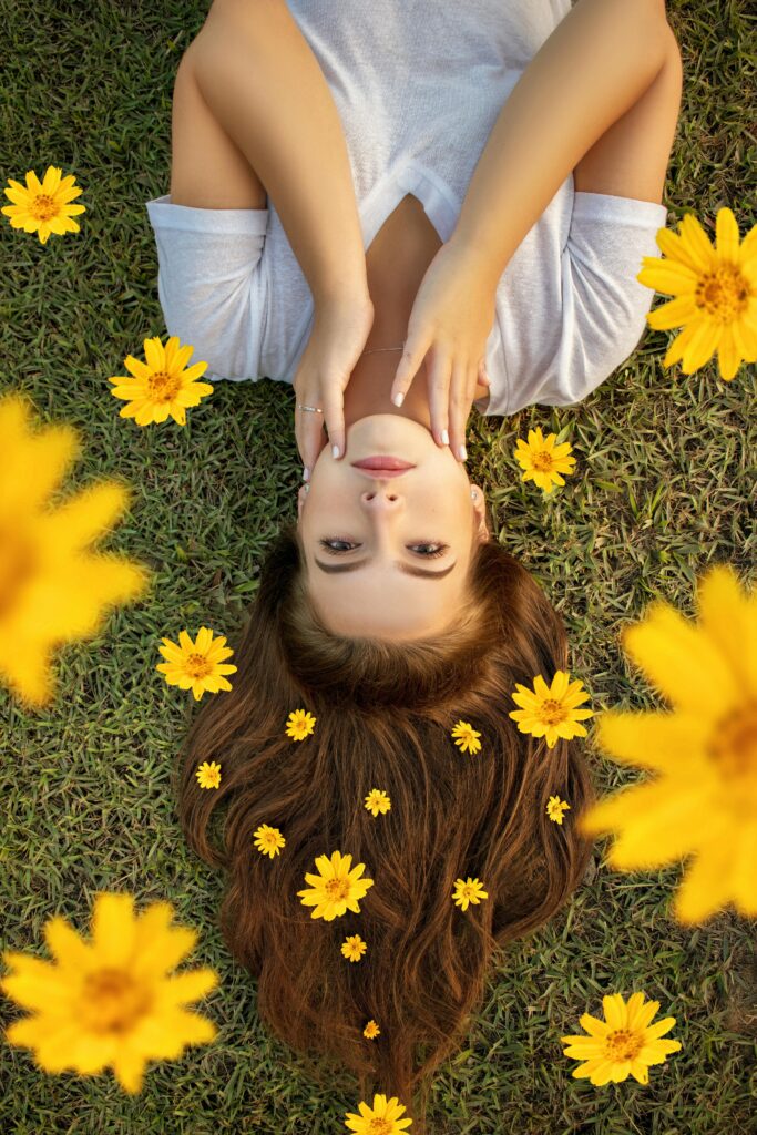 bien-être et sérénité d'une femme allongée dans la nature autour de fleurs