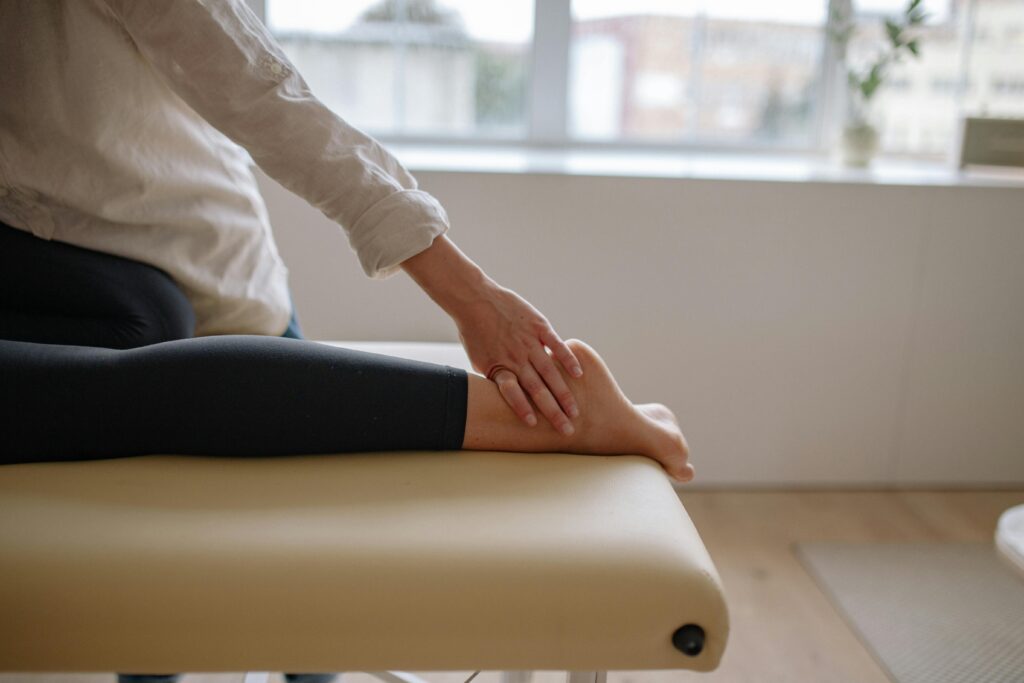 Pied d'une femme recevant un soin de médecine chinoise et acupuncture sur une table de massage